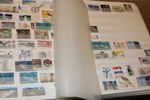 Parti dubblettalbum Norden med Norge, Finland, Danmark, mest enklare material men tusentals frimärken. Dessutom lite brev och kort och en rejäl bunt klämfix för montering.