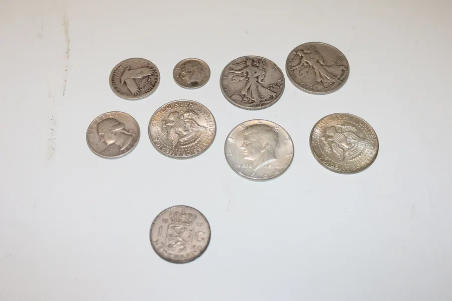Parti mynt Sverige och utlandet. Innehåller bl.a. silvermynt Sverige och USA, samt 7,5 kg basmetallmynt (nickel, brons, koppar etc). Även enstaka sedlar. 