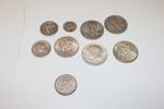 Parti mynt Sverige och utlandet. Innehåller bl.a. silvermynt Sverige och USA, samt 7,5 kg basmetallmynt (nickel, brons, koppar etc). Även enstaka sedlar. 