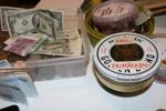 Parti mynt Sverige och utlandet. Innehåller bl.a. silvermynt Sverige och USA, samt 7,5 kg basmetallmynt (nickel, brons, koppar etc). Även enstaka sedlar. 