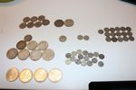 Parti mynt Sverige och utlandet. Innehåller bl.a. silvermynt Sverige och USA, samt 7,5 kg basmetallmynt (nickel, brons, koppar etc). Även enstaka sedlar. 