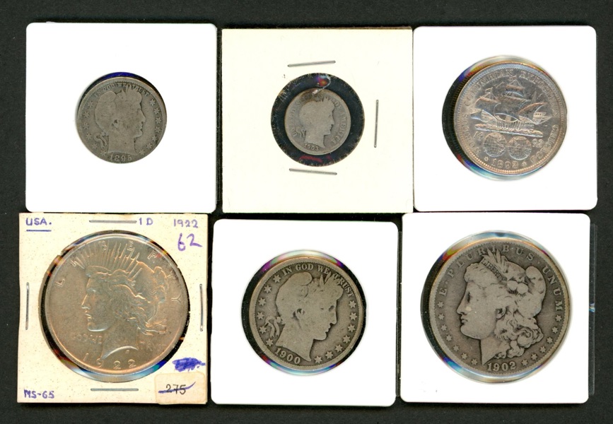 USA. Lot med sex mynt: Morgan dollar 1902, Peace dollar 1922, half dollar 1900 resp Columbusjubileet 1893, quarter dollar 1895 och slutligen dime 1903. Blandad kvalitet.